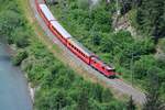 Rhätische Bahn RhB Ge 4/4'' 631  Untervaz  am 27.06.2015 in der Vorderrheinschlucht / Ruinaulta; Blick von der Versamer Strasse