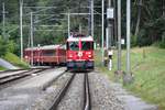 Rhätische Bahn RhB Ge 4/4'' 624  Celerina/Schlarigna  (mit Sonderlackierung  Facebook ) fährt am 27.06.2015 in die Station Versam-Safien ein