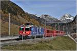 RE1323 nach St.Moritz mit Ge 4/4 II 623  Bonaduz  in Zernez. Im Hintergrund der Piz Linard 3410m. (26.10.2017)