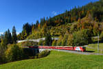 Ge 4/4 II 618 mit einem Regio am 05.10.2017 bei Serneus. 