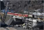 Bau der 2. Hinterrheinbrücke der RhB in Reichenau-Tamins. RE1744 aus Disentis mit der Ge 4/4 II 611  Landquart  hat Vorfahrt vor IR1144 aus St.Moritz, der bereits hinten links vor Signal steht. (13.02.2018)