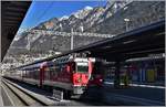 IR1153 mit Ge 4/4 II 629  Tiefencastel  steht abfahrbereit in Chur. Im Hintergrund leuchtet der Montalin 2266m. (13.02.2018)