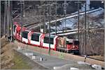 Glacier-Express 903 mit Ge 4/4 II 620  Zernez  auf der Verzweigung Albula-/Oberlandlinie bei Reichenau-Tamins.