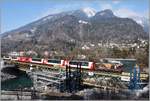 Bau der 2.Hinterrheinbrücke der RhB in Reichenau-Tamins. Glacier Express 903 aus St.Moritz mit Ge 4/4 II 620  Zernez . (23.02.2018)