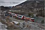 Bau der 2. Hinterrheinbrücke der RhB in Reichenau-Tamins. GlacierExpress 903 mit Ge 4/4 II 617  Ilanz .(05.03.2018)