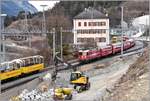 Bau 2.Hinterrheinbrücke RhB in Reichenau-Tamins. Einbau des Mittelteils. RE1721 mit Ge 4/4 II 630  Trun . (09.03.2018)