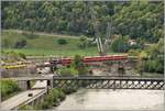 RE1736 mit Ge 4/4 II 627  Reichenau-Tamins  überquert den Hinterrhein auf der alten Brücke. Dahinter ist die zweite Brücke im Bau. (02.05.2018)