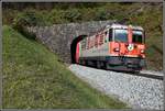 Glacier Express PE902 mit der Ge4/4 II 622  Arosa  verlasst den Platz Tunnel oberhalb Bergün. (30.09.2019)