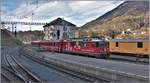 RE1728 aus Disentis mit der Ge 4/4 II 629  Tiefencastel  in Reichenau-Tamins.