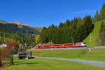 Ge 4/4 II 633 mit einem Regio am 05.10.2017 bei Davos Glaris.