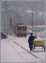 An einem dsteren Wintertag erreicht ein Schnellzug aus St.Moritz, gezogen von der Ge 4/4 632  Zizers , den Bahnhof Filisur.