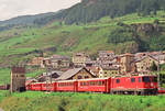 04. August 1991, Zug der RHB mit lok 611 an der Station Ardez an der Bahnstrecke Klosters Platz – Scuol-Tarasp (Straße 27). 