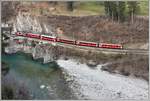 RE1749 nach Disentis mit Ge 4/4 II 629  Tiefencastel  unterhalb der Ruine Wackenau zwischen Reichenau-Tamins und Trin. (28.03.2020)