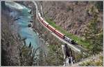 RE1744 nach Scuol-Tarasp mit Ge 4/4 II 627  Reichenau-Tamins  unterhalb der Ruine Wackenau zwischen Trin und Reichenau- Tamins. (28.03.2020)