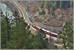 RE1745 mit der Ge 4/4 II 618  Bergün/Bravuogn  beim Verlassen des Dabitunnels vor Trin. Alle folgenden Aufnahmen habe ich von der Ruine Wackenau gemacht. (28.03.2020)