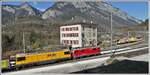 Ge 4/4 II 624  Celerina/Schlarigna  hat Gmf 4/4 23404 D4 im Schlepp. Hinter der Lok das sogenannte Beamtenhaus am Bahnhof Reichenau-Tamins. (02.04.2020)