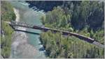 RE1740 mit Ge 4/4 II 618  Bergün/Bravuogn  überquert den Vorderrhein bei Versam-Safien. (22.04.2020)