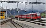 R1932 mit Ge 4/4 II 630  Trun  und Steuerwagen 52803 nach Scuol in Pontresina.