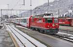 Mit dem Glacier-Express nach Zermatt kommt die Ge 4/4 II 620 der Rhätischen Bahn am 02.04.2022 in Disentis an