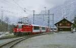 Mit dem Glacier-Express nach St. Moritz durchfährt die Ge 4/4 II 620 am 02.04.2022 den Bahnhof Sumvitg-Cumpadials