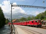 Links abfahrbereiter Zug nach Arosa mit Ge 4/4 II 623  Bonaduz  und Steuerwagen 1701, daneben abgestellte Zuggarnitur mit Ge 4/4 II 628  S-chanf  und Steuerwagen 1702 (1.