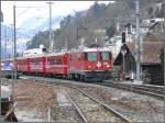 Ge 4/4 II 620  Zernez  mit RE1237 nach Scuol-Tarasp bei der Einfahrt in Ilanz. Das Gleis im Vordergrund dient mehrheitlich dem Holzverlad. (22.02.2008)