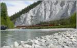 RE1236 mit Ge 4/4 II 611  Landquart  unterwegs in der Ruinaulta/Rheinschlucht bei Versam-Safien. Am Schluss des ZUges hngt ein Servicewagen des Glacier Express. (03.05.2008)