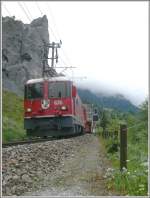 Trotz Verlngerung der Galerie wirkt der Felssporn ber der Ge 4/4 II 626  Malans  immer noch bedrohlich. (07.06.2008)