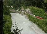 Ge 4/4 II mit Gterzug aus Ilanz, beladen mit Valserwasser, fhrt talwrts durch die Ruinaulta. (11.06.2008)