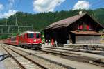 Bhf. Rueun bei Ilanz. Der RegioExpress mit der Ge 4/4 II 620   Zernez   bei einem kurzen Halt. Gleich geht es weiter nach Chur. 29.6.2008