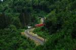 RegioExpress - Ein roter Zug im Urwald taucht auf, knnte man fast denken.