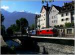 Ge 4/4 II 612  Thusis  hat die Obertorkreuzung hinter sich und fhrt der Plessur entlang Richtung Chur Stadt und Arosa. Im Hintergrund der frisch verschneite Haldensteiner Calanda 2808m /M. (15.07.2008)