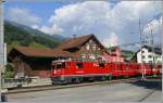 Ge 4/4 II 624  Celerins/Schlarigna  fhrt mit RE 1252 nach Disentis/Mustr durch den Bahnhof Grsch. (27.08.2008)