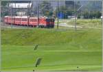RE 1249 mit Ge 4/4 II 617  Ilanz  fhrt dem Golfplatz in Ems Werk entlang Richtung Chur.