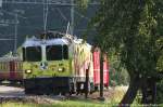 RE 1220 (Scuol-T./Disentis) gezogen von Ge 4/4 II 611  Landquart  mit  login -Werbung fhrt soeben in die Station Trin ein. (31.08.2008)