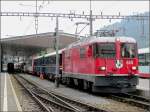 Ge 4/4 II 614  Schiers  der RhB kommt am 07.08.07 mit einem Glacier Express im Bahnhof Disentis Mustr an.