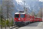 RE1145 aus Chur mit Ge 4/4 II 622  Arosa  trifft in Preda ein. (23.04.2009)