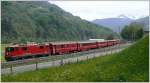 RE1244 mit Ge 4/4 II 617  Ilanz  fhrt talwrts durch die Dienststation Fuchsenwinkel. (14.05.2009)