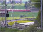 RE1244 mit Ge 4/4 II 613  Domat/Ems  durchfhrt die Dienststation Fuchsenwinkel zwischen Furna und Schiers. (05.05.2009)