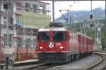 RE1256 von Ardez nach Disentis/Mustr wird von der Ge 4/4 II 628  S-chanf  gezogen und fhrt an den Neubauwohnungen mit Bahnhofsblick und garantiertem Eisenbahnlrm vorbei in Chur ein.