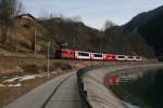 Mit der Ge 4/4 631 bespannt fhrt Glacier Express 903 am 23.2.2008 am Ausgleichsbecken oberhalb Tavanasa vorbei. 