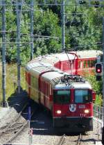 RhB - Ge 4/4 628 mit Schnellzug bei der einfahrt in den Bahnhof von Filisur am 26.07.2009