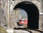 RE1152 mit Ge 4/4 II 618  Bergn/Bravuogn  hat soeben das Landwasser Viadukt berquert und nhert sich dem 27m langen Zalaint-Tunnel.