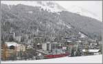 R1836 aus Filisur mit Ge 4/4 II 628  S-chanf  erreicht das verschneite Davos Platz. (18.10.2009)