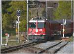 R1836 nach Davos Platz verlsst Glaris. Schiebende Lok ist Ge 4/4 II 628  S-chanf . (24.10.2009)