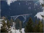 Auf dem Weg zum Skihaus Pirigen hoch ber Langwies bietet sich dieser Ausblick auf das Langwieser Viadukt mit R1445 nach Arosa. (25.01.2010)