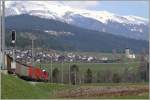 Die Hlfte der Zge kommt meistens aus der falschen Richtung, oder die Sonne steht am falschen Ort, was aber nicht der Grund sein soll keine Fotos zu machen, auch ein Nachschuss kann reizvoll sein. Ein Gtrerzug der RhB verlsst Castrisch, im Hintergrund grssen die Kirchen von Sagogn. (08.04.2010)