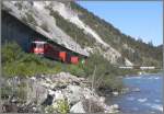 Ge 4/4 II 616  Filisur  zieht einen langen Gterzug durch die Rheinschlucht bei Trin Richtung Ilanz.