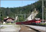 RE1248 nach Disentis mit Ge 4/4 II 629  Tiefencastel  fhrt durch den kleinen Bahnhof Trin in der Rheinschlucht.