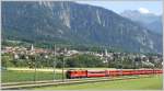 Bei Zizers verlaufen RhB und SBB ein kurzes Stck parallelm zueinander. So kommt RE1257 mit Ge 4/4 II 617  Ilanz  nach Scuol-Tarasp entgegen. (28.06.2010)